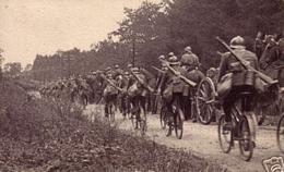 belgische artilleriecollonne vergezeld van cyclisten